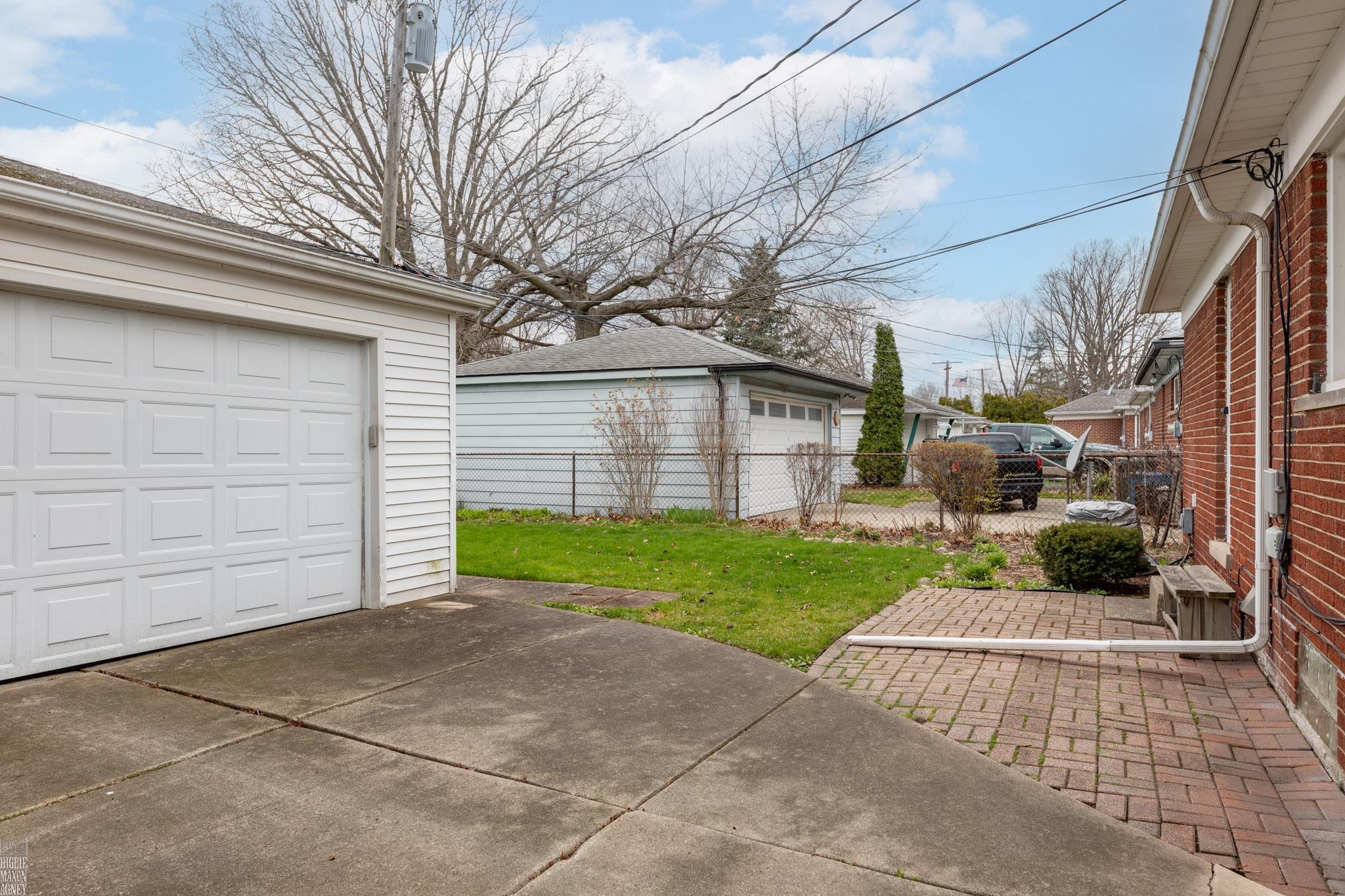 1831 Prestwick Road Grosse Pointe Woods, MI 48236 - Photo 4 of 26