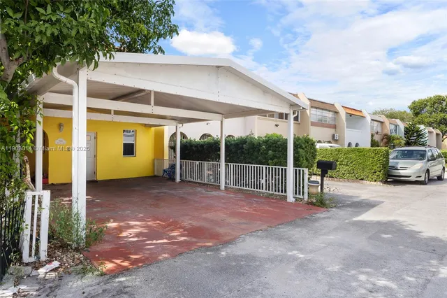 a view of a house with backyard and porch