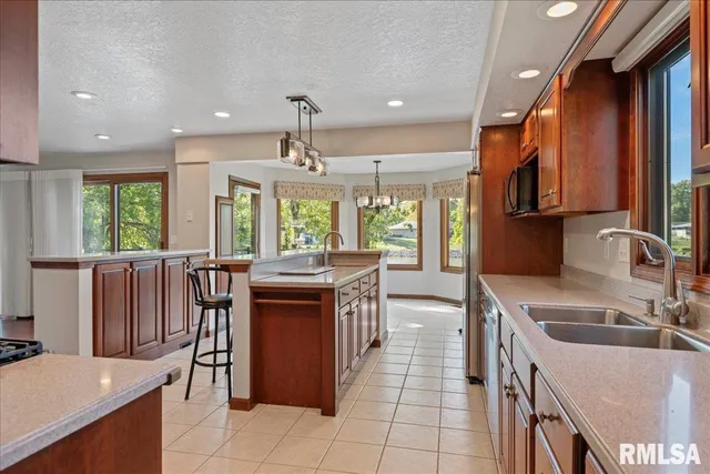 $825,000 | 12 Wedgewood Court, Taylorville, IL 62568