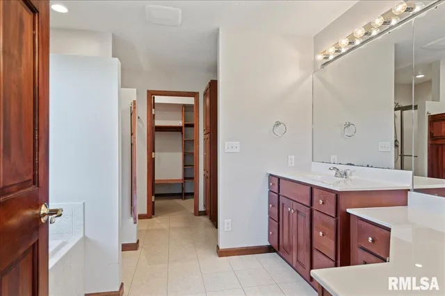 $825,000 | 12 Wedgewood Court, Taylorville, IL 62568