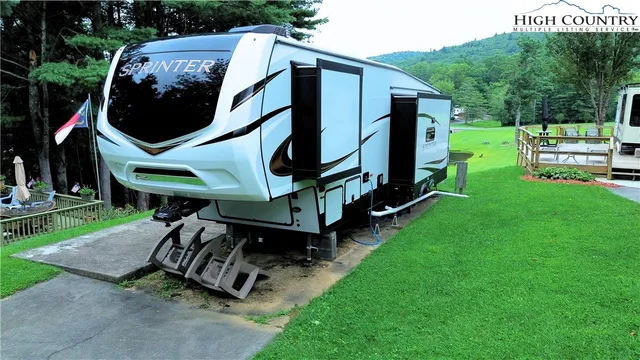 a view of a back yard