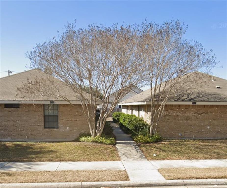 a view of a house with a yard