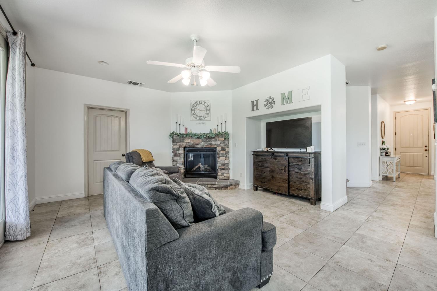 297 West Lilac Avenue Reedley, CA 93654 - Photo 15 of 63