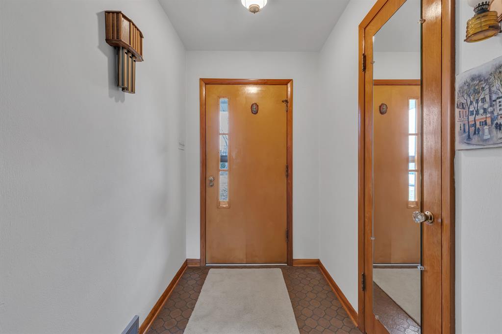 452 Center Grange Road Monaca, PA 15061 - Photo 3 of 34