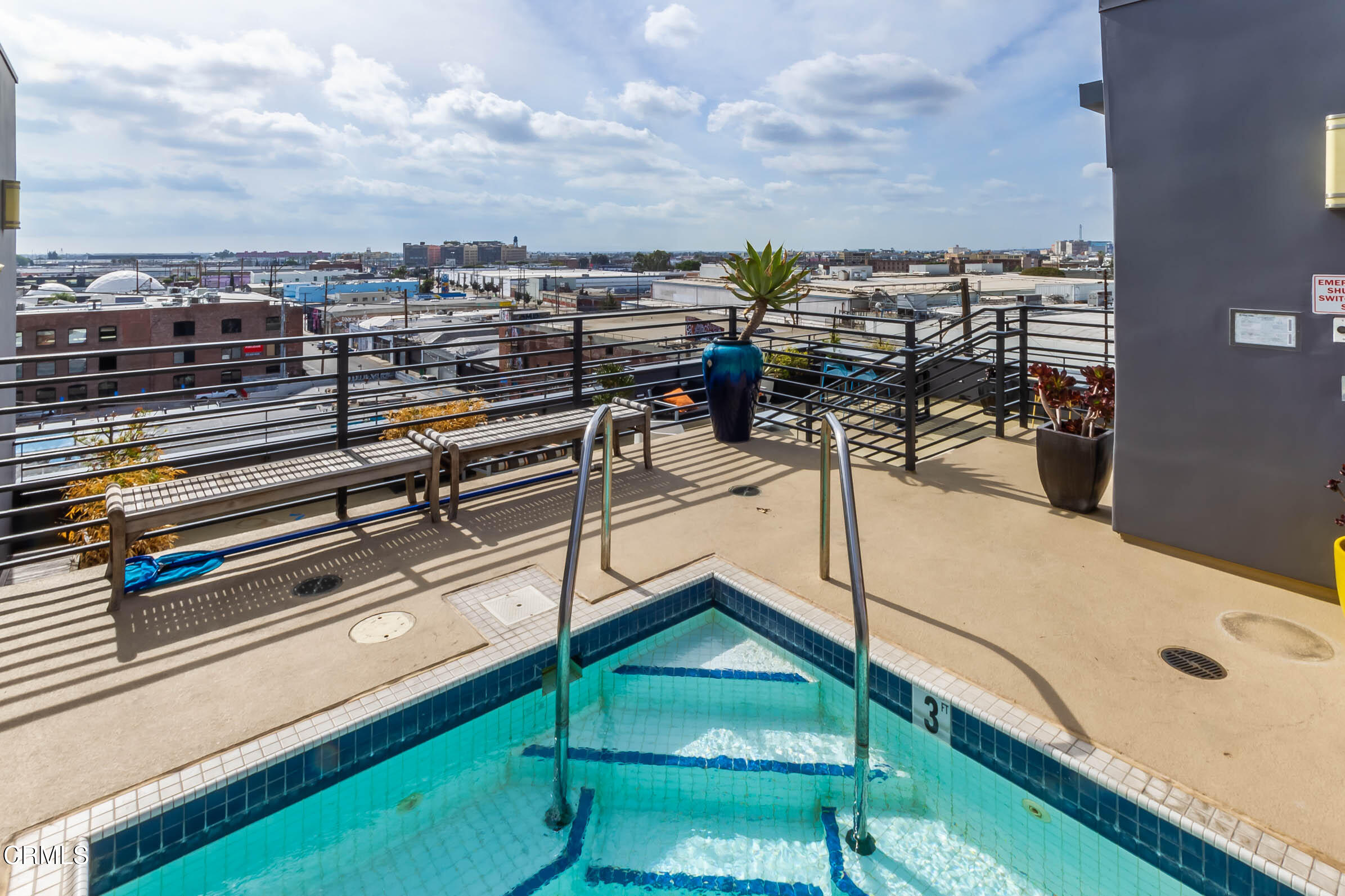 825 East 4th Street, Unit 501 Los Angeles, CA 90013 - Photo 15 of 19 a view of a balcony with an ocean