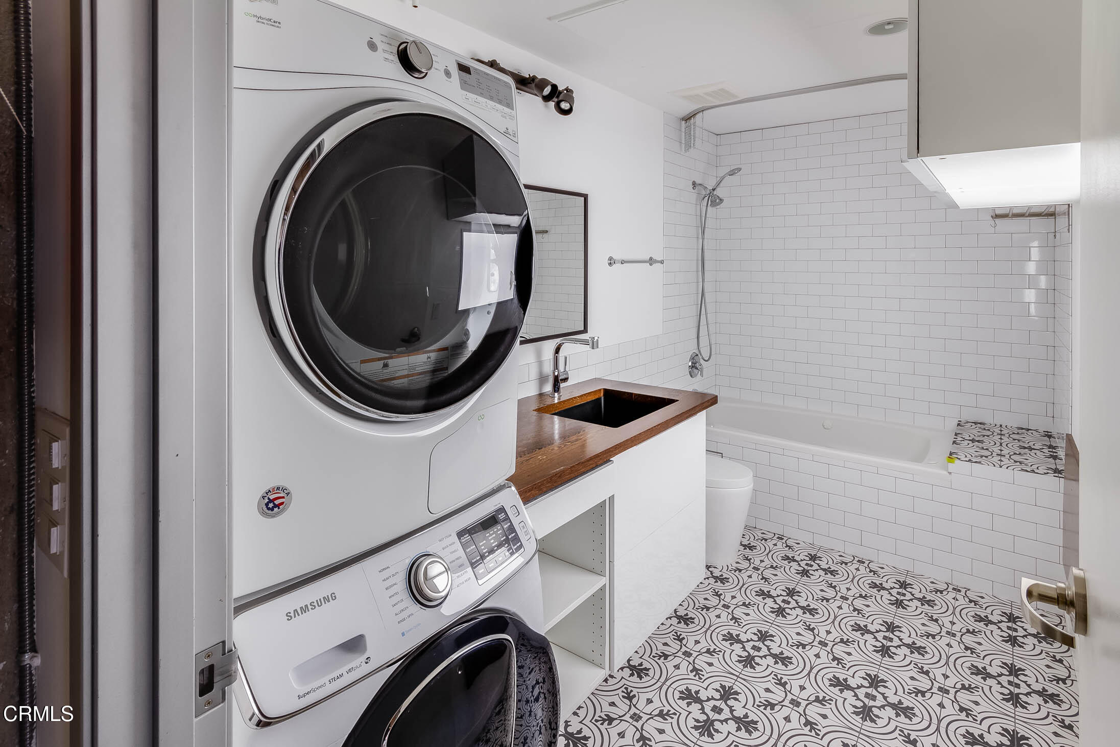 825 East 4th Street, Unit 501 Los Angeles, CA 90013 - Photo 9 of 19 a utility room with dryer and washer