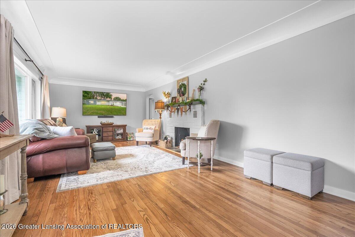 2176 Iroquois Road Okemos, MI 48864 - Photo 6 of 43 16-Media Jett - 23