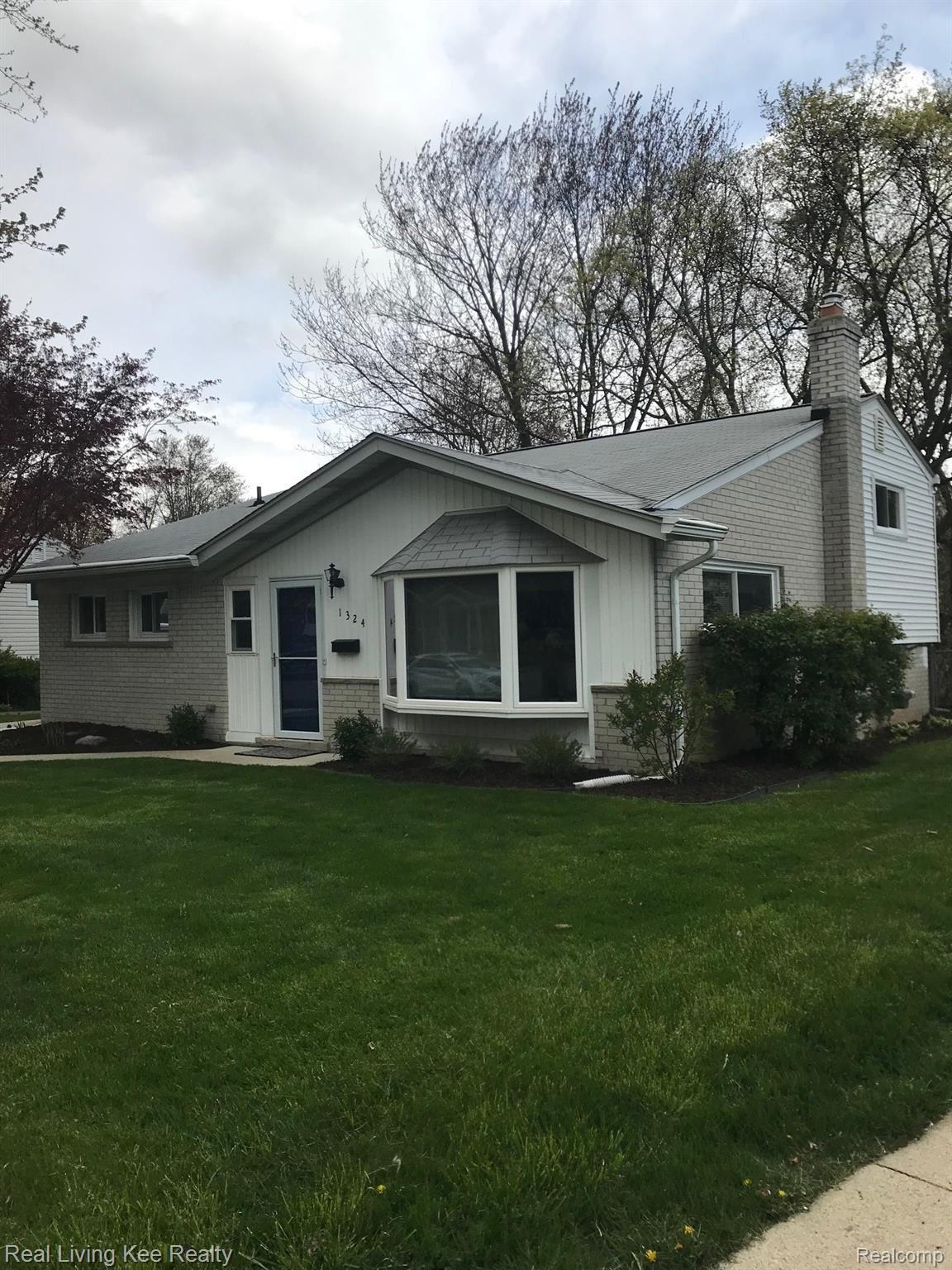 1324 Catalpa Drive Rochester, MI 48307 - Photo 4 of 45 IMG_0767.jpg