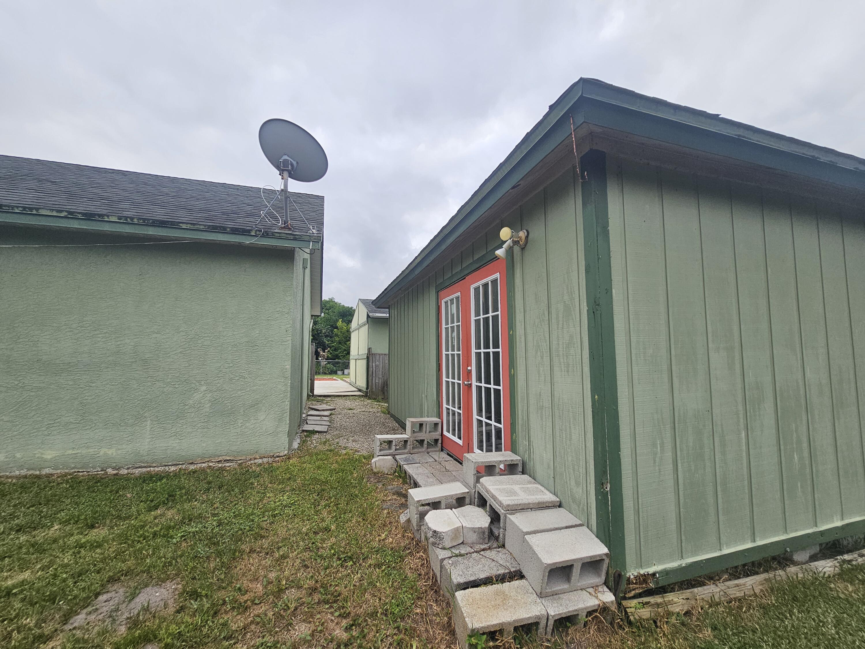 3215 Southeast Pinto Street Port St. Lucie, FL 34984 - Photo 31 of 34 a backyard of a house with seating space