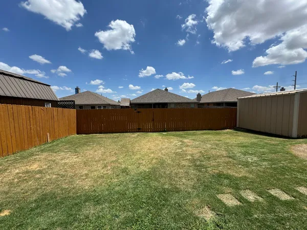 a view of a yard with an tree