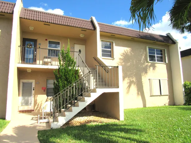 $1,850 | 120 Lake Meryl Drive, Unit 224, West Palm Beach, FL 33411
