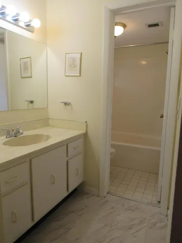 $1,850 | 120 Lake Meryl Drive, Unit 224, West Palm Beach, FL 33411