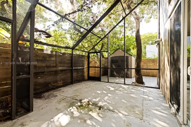 a view of a backyard