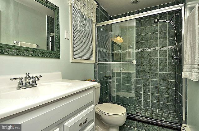 8520 Riverside Road Alexandria, VA 22308 - Photo 20 of 30 Master Bath