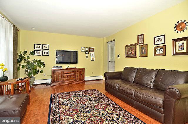 8520 Riverside Road Alexandria, VA 22308 - Photo 23 of 30 Living Room