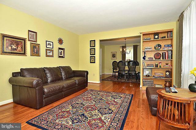 8520 Riverside Road Alexandria, VA 22308 - Photo 7 of 30 Living Room
