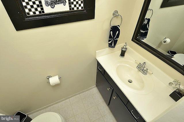 8520 Riverside Road Alexandria, VA 22308 - Photo 9 of 30 Powder Room