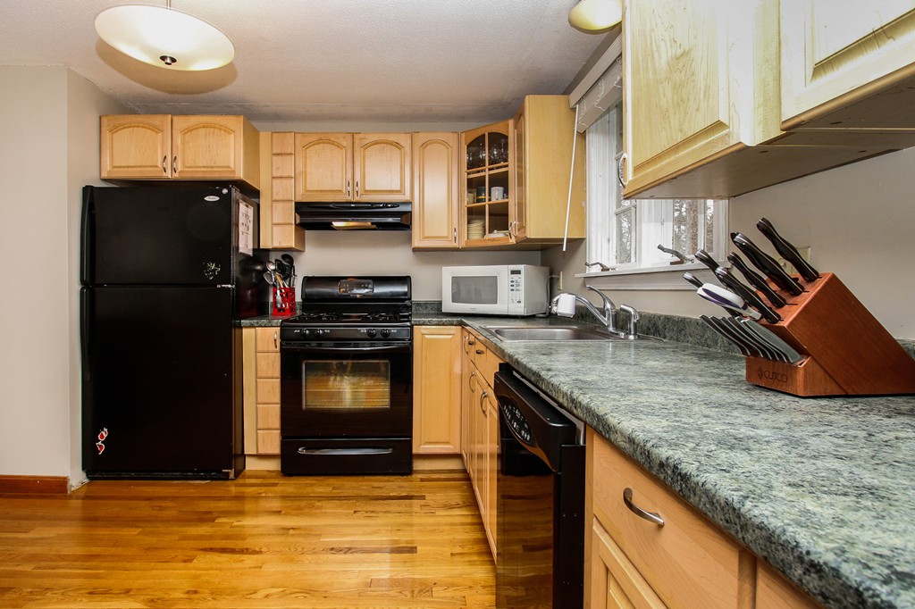 33 Donald Road Burlington, MA 01803 - Photo 4 of 24 Gallery Image 4
