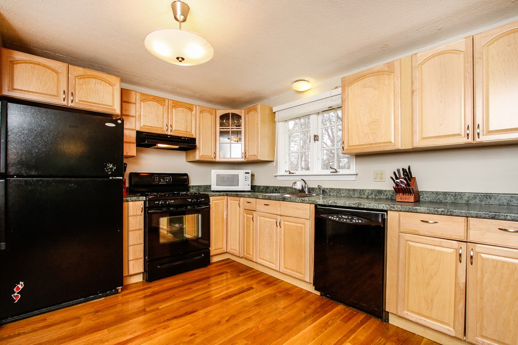 33 Donald Road Burlington, MA 01803 - Photo 5 of 24 Gallery Image 5