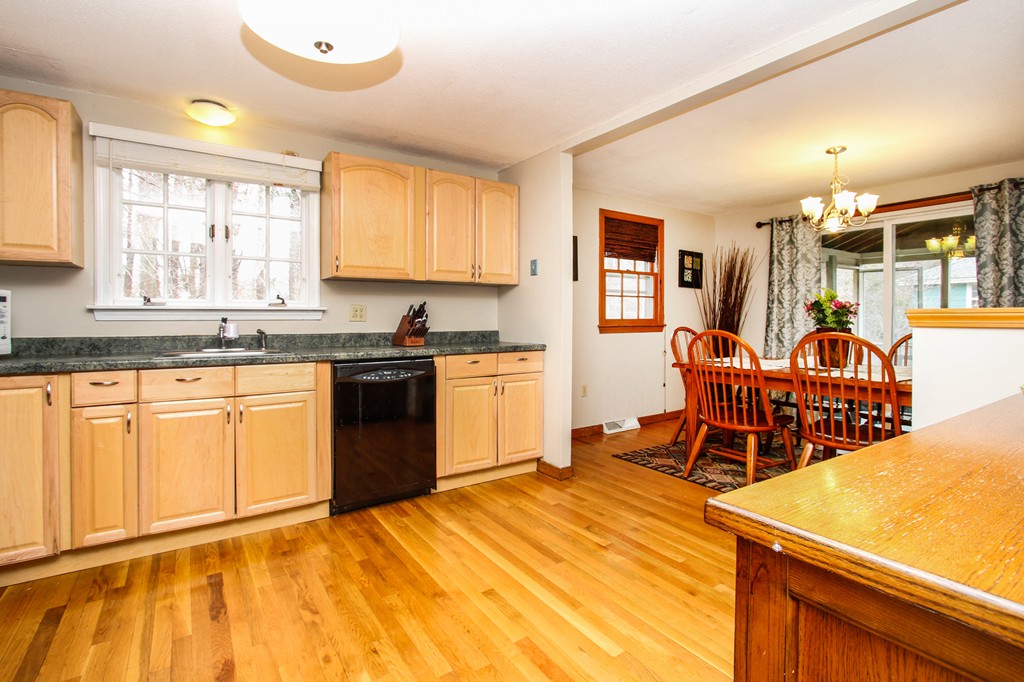33 Donald Road Burlington, MA 01803 - Photo 6 of 24 Gallery Image 6