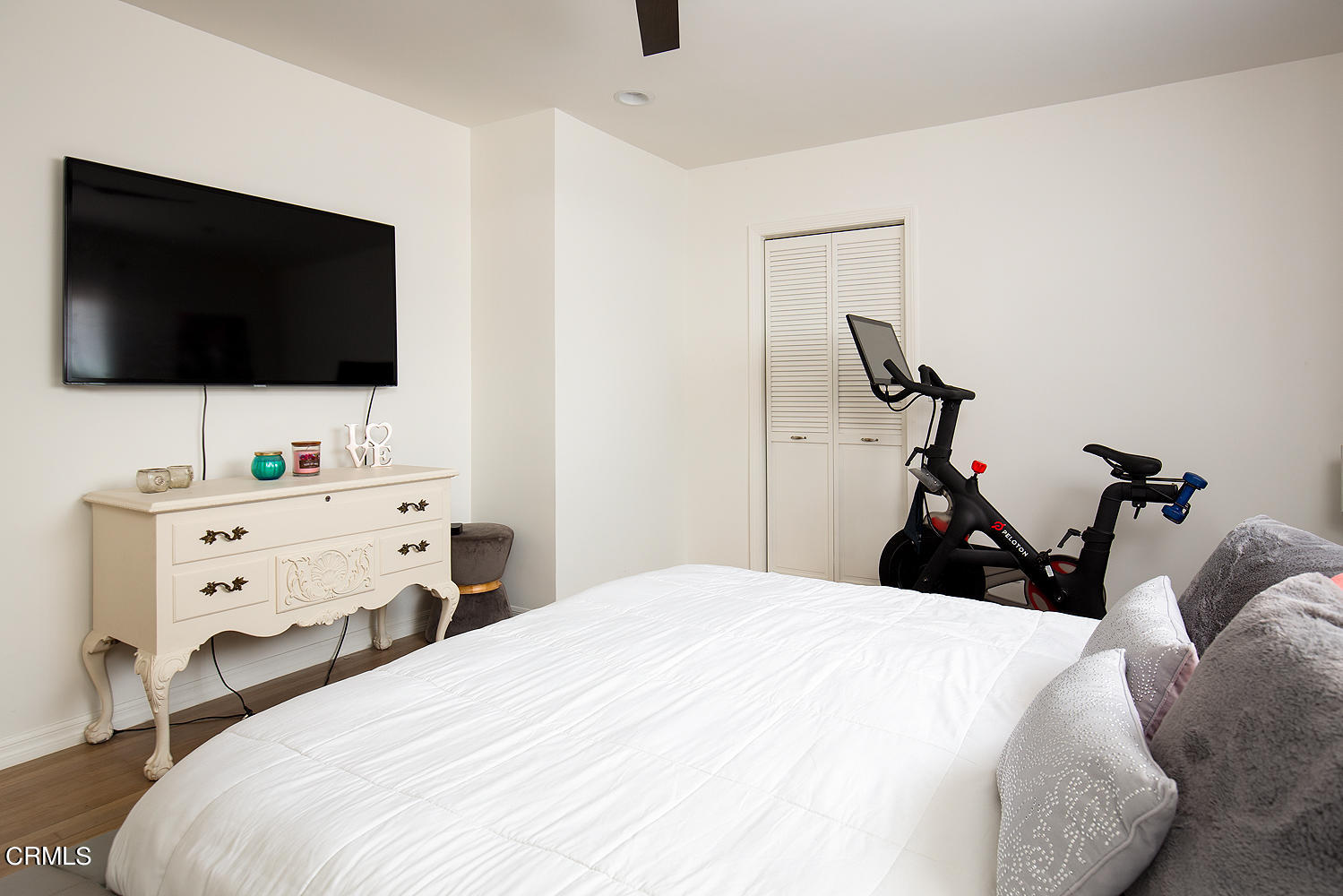 706 Tufts Avenue Burbank, CA 91504 - Photo 19 of 30 a bedroom with a bed and a flat screen tv