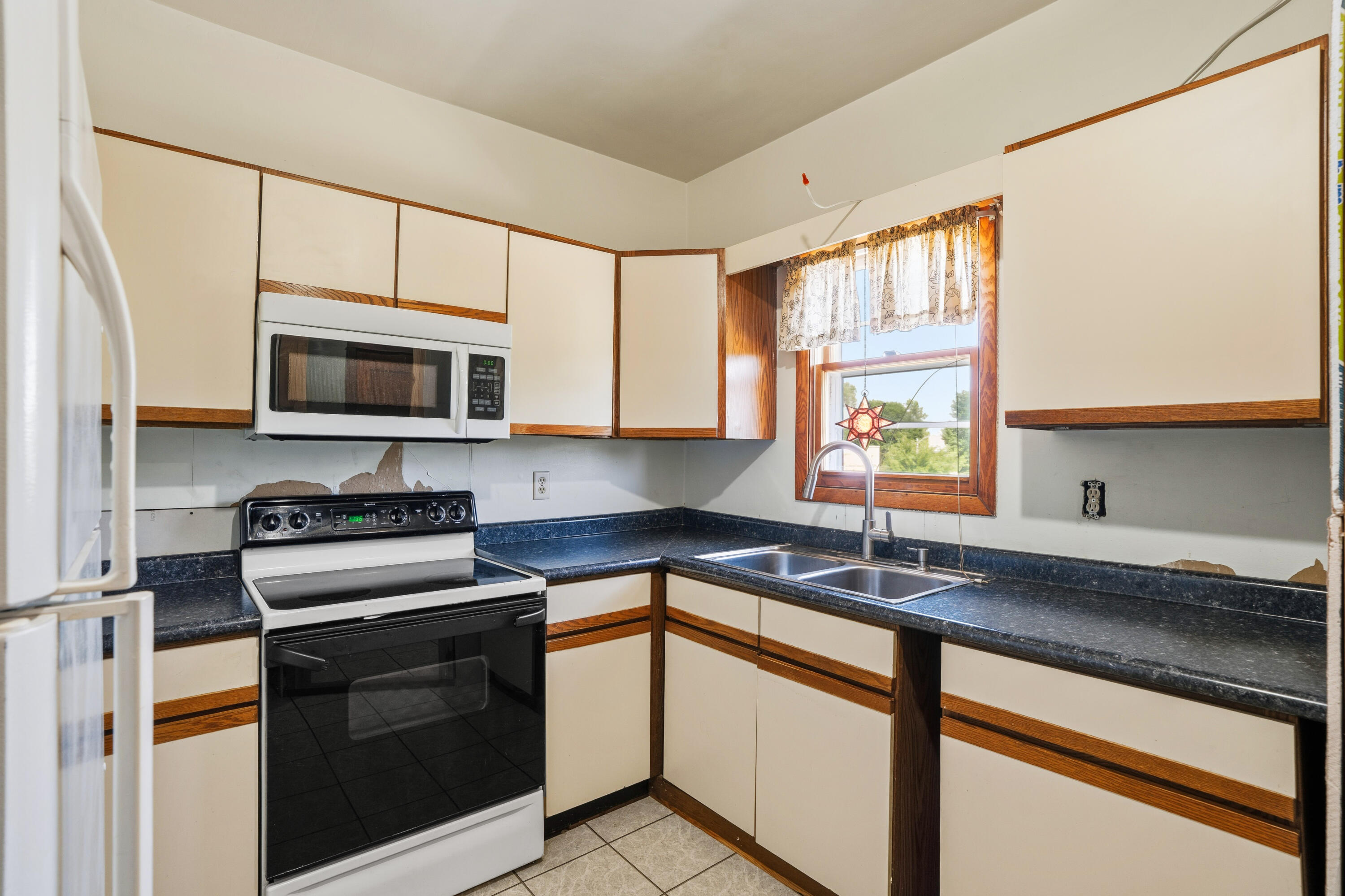 1801 Flett Avenue Racine, WI 53403 - Photo 17 of 27 Upper Kitchen