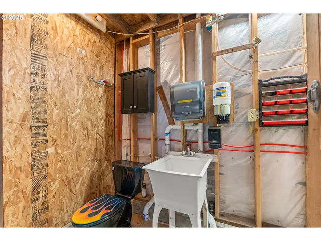 $779,000 | 28208 Cottage Grove Lorane Road, Cottage Grove, OR 97424