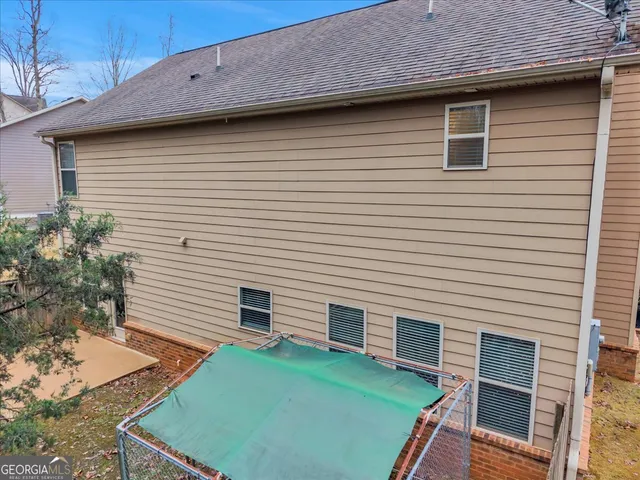 a view of a backyard