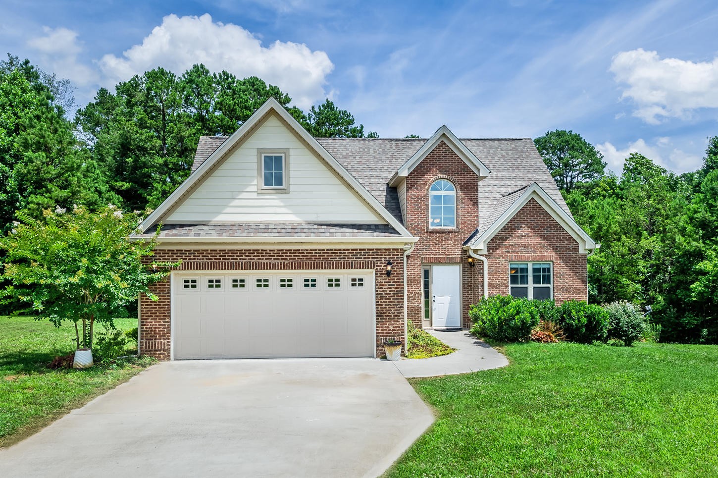 159 Crossroads Boulevard Oak Ridge, TN 37830 - Photo 1 of 28 a front view of a house with a yard and garage