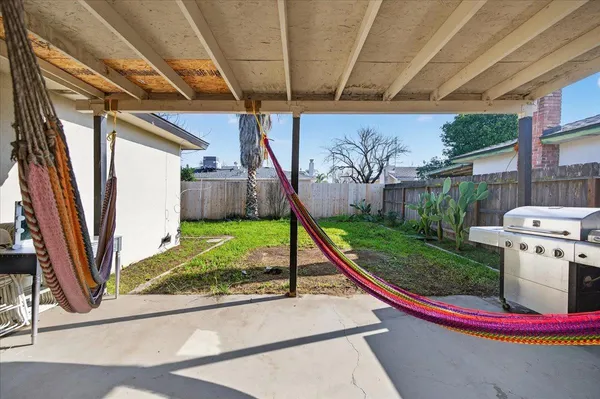 a view of a house with backyard