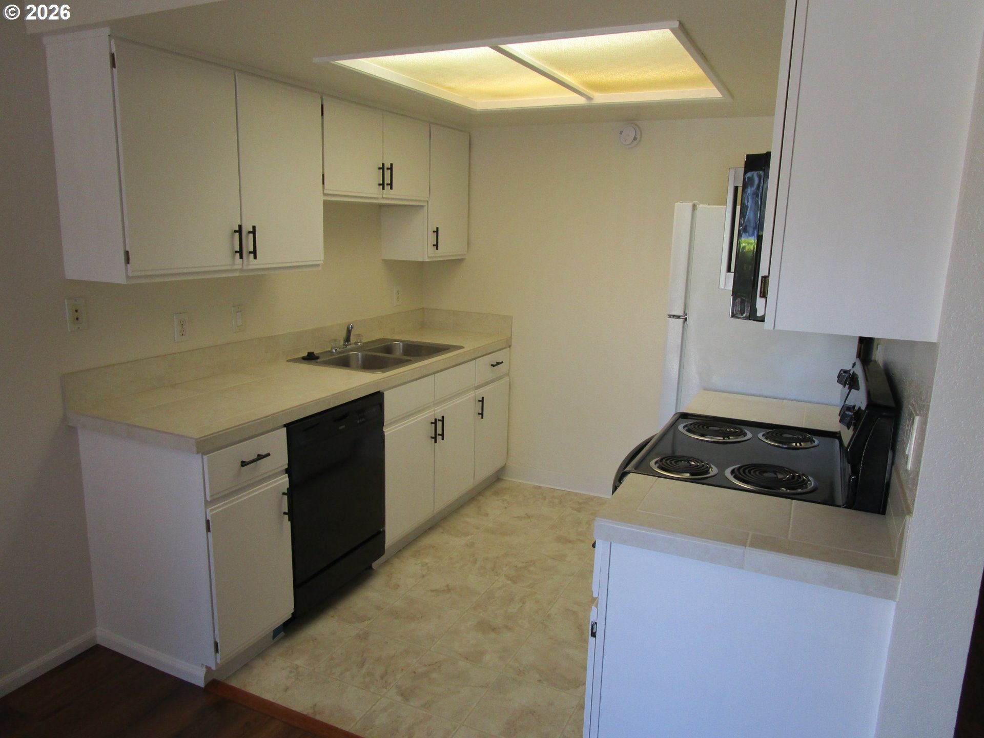 86 Kingsgate Road, Unit F104 Lake Oswego, OR 97035 - Photo 8 of 26 Gallery Image 8