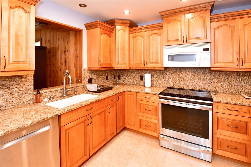 7519 Harborview Way Seminole, FL 33776 - Photo 8 of 24