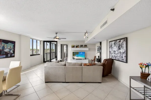 $800,000 | 3420 South Ocean Boulevard, Unit 5Z, Highland Beach, FL 33487