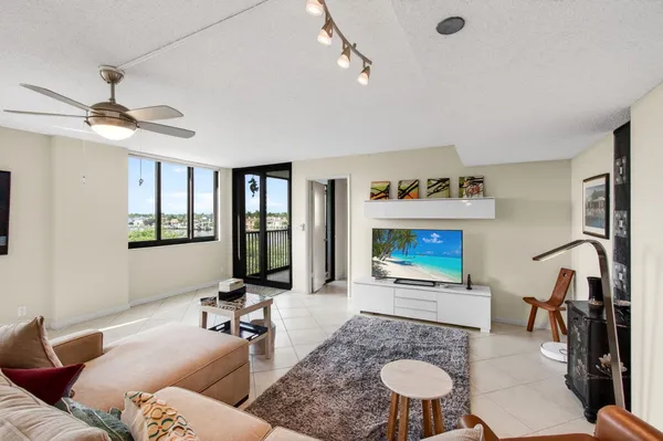 $800,000 | 3420 South Ocean Boulevard, Unit 5Z, Highland Beach, FL 33487