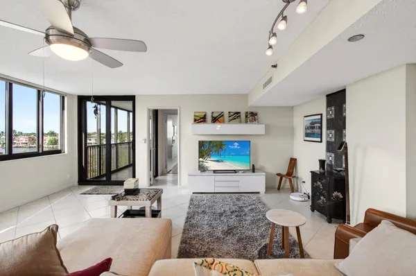 $800,000 | 3420 South Ocean Boulevard, Unit 5Z, Highland Beach, FL 33487