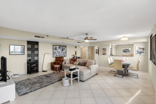 $800,000 | 3420 South Ocean Boulevard, Unit 5Z, Highland Beach, FL 33487