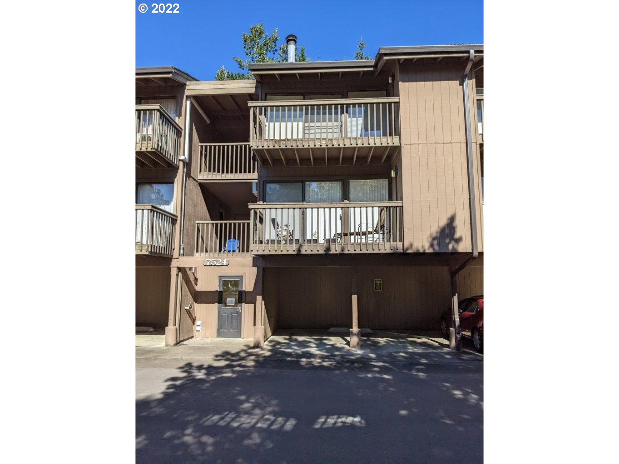 7524 Southwest Barnes Road, Unit C Portland, OR 97225 - Photo 3 of 17 Gallery Image 3