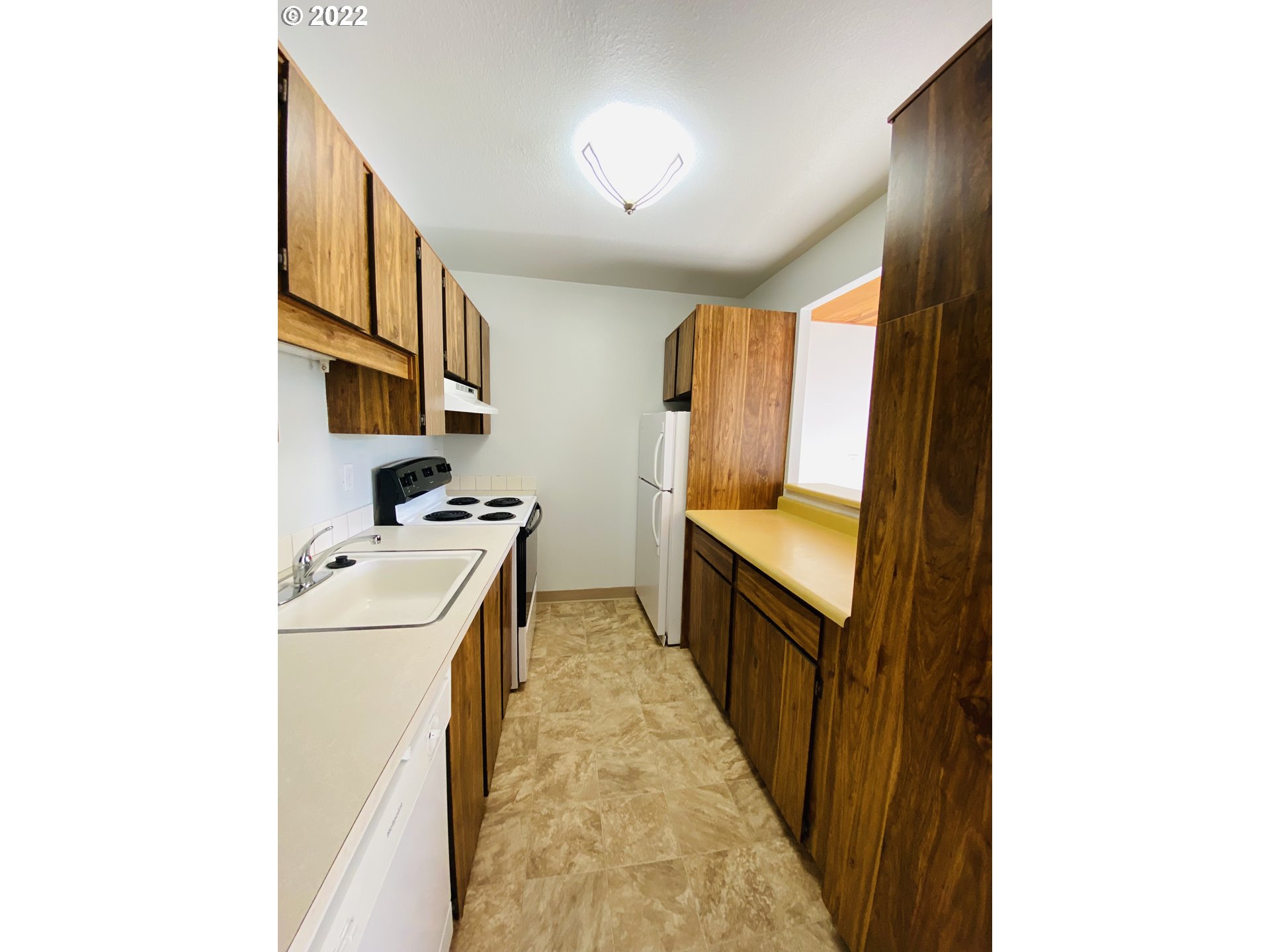 7524 Southwest Barnes Road, Unit C Portland, OR 97225 - Photo 8 of 17 Gallery Image 8