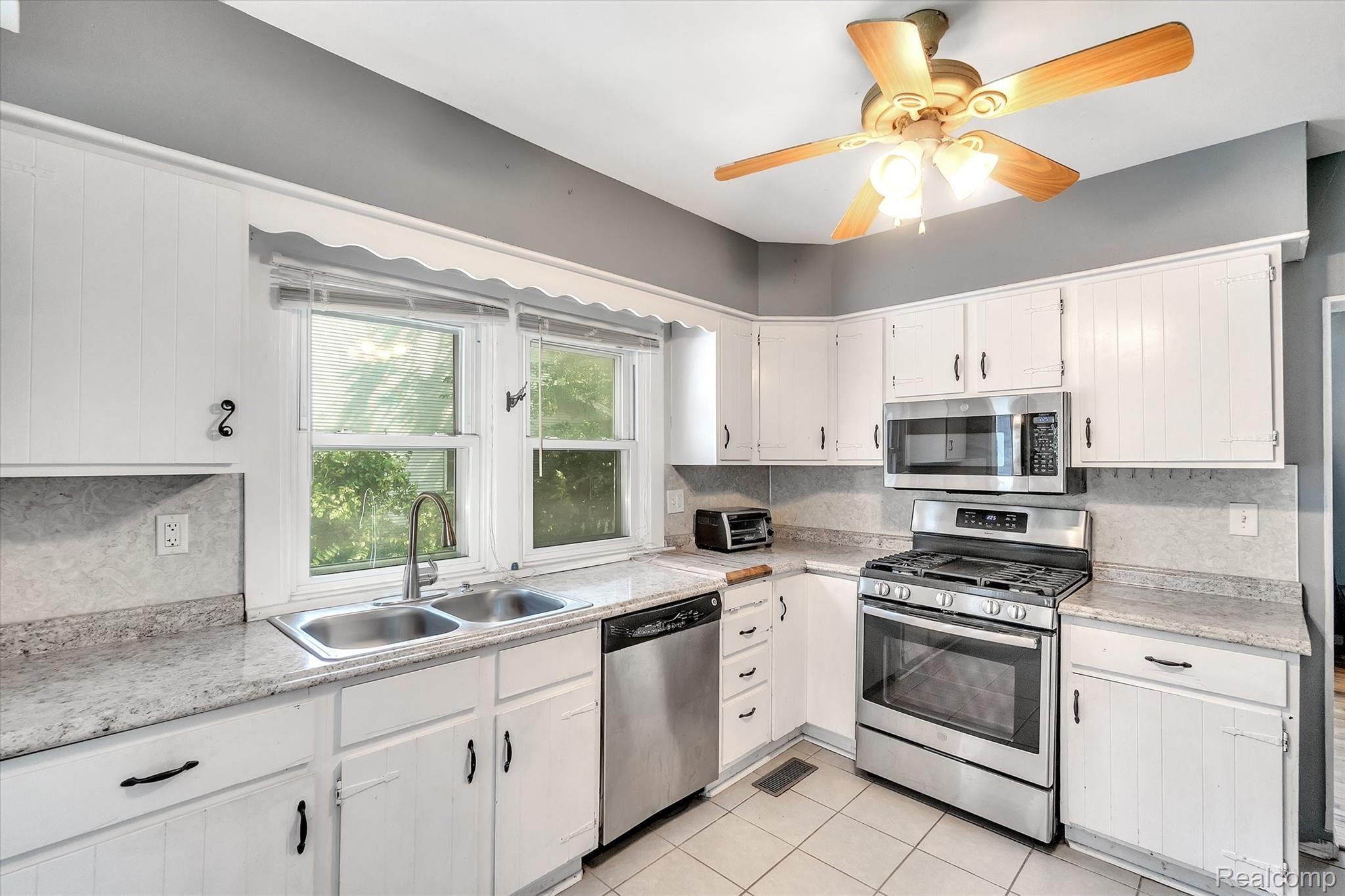 704 West Silver Lake Road Fenton, MI 48430 - Photo 8 of 16 9 Kitchen.jpg