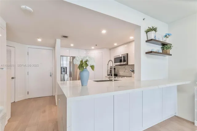 $580,000 | 701 Brickell Key Boulevard, Unit 808, Miami, FL 33131