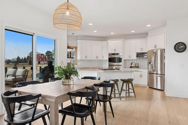 $925,000 | 7 Bayhill Road, Dellwood, MN 55110