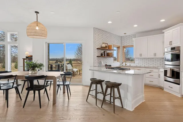 $925,000 | 7 Bayhill Road, Dellwood, MN 55110