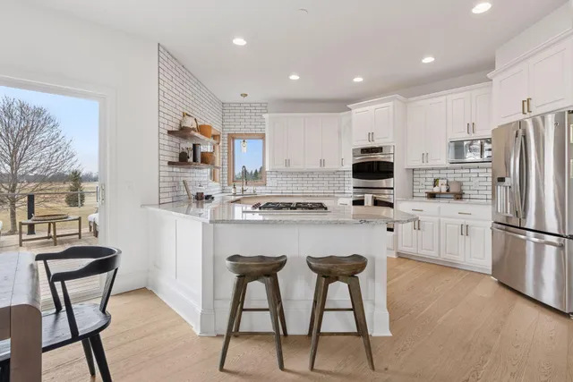 $925,000 | 7 Bayhill Road, Dellwood, MN 55110