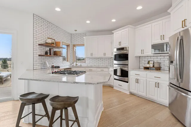 $925,000 | 7 Bayhill Road, Dellwood, MN 55110