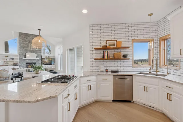 $925,000 | 7 Bayhill Road, Dellwood, MN 55110