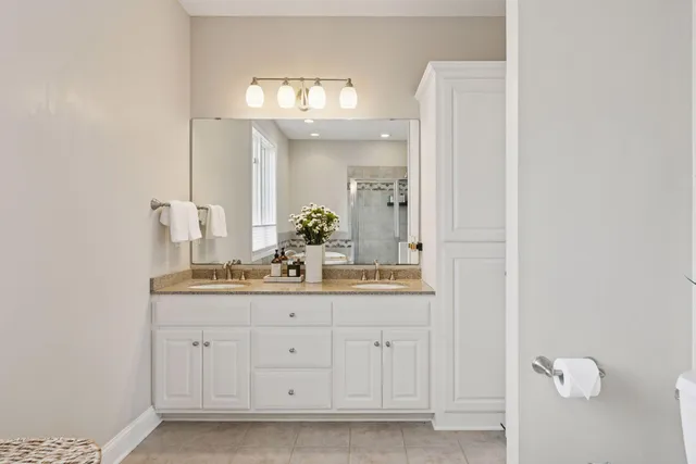 $925,000 | 7 Bayhill Road, Dellwood, MN 55110