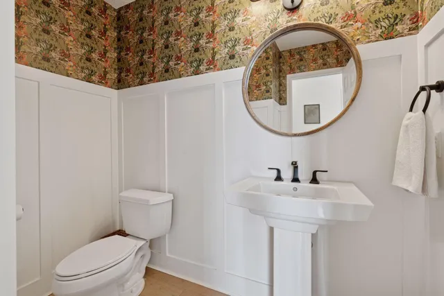 $925,000 | 7 Bayhill Road, Dellwood, MN 55110