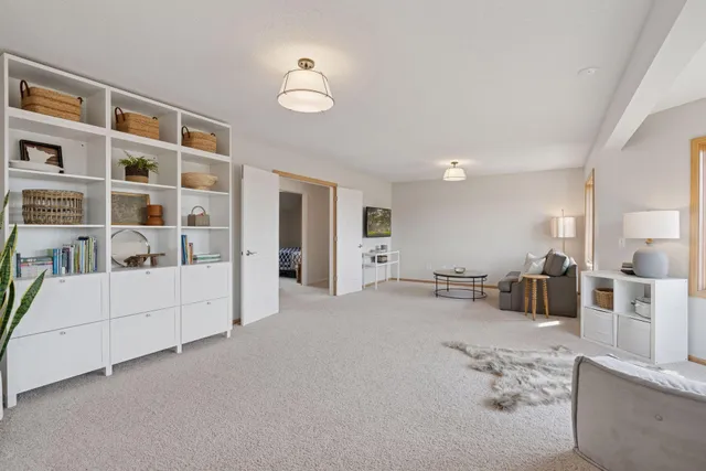 $925,000 | 7 Bayhill Road, Dellwood, MN 55110