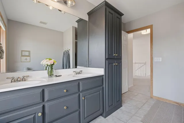 $925,000 | 7 Bayhill Road, Dellwood, MN 55110