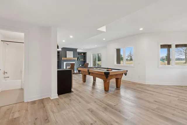 $925,000 | 7 Bayhill Road, Dellwood, MN 55110